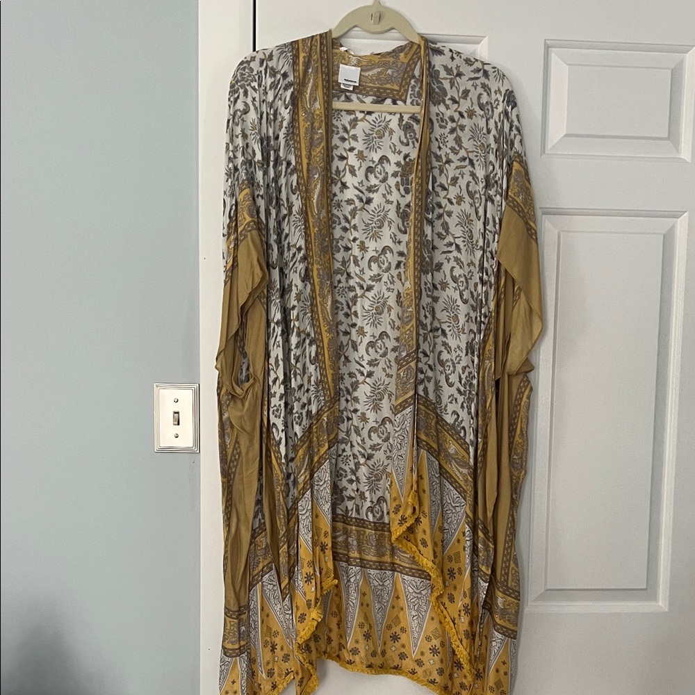 Sonoma Gray and Gold Patterned Kimono